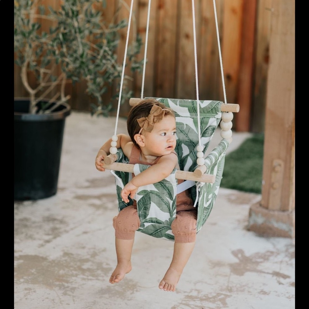 Sweet Swinging Baby Swing NEW